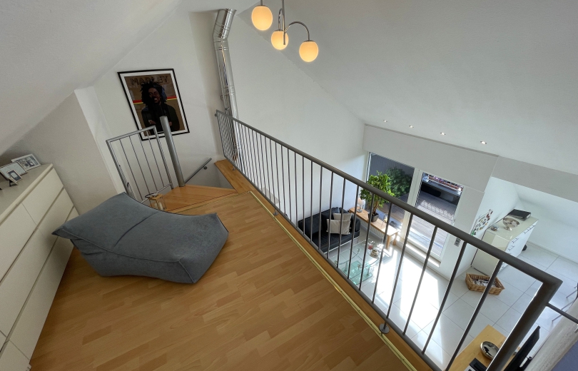 Moderne Eigentumswohnung mit stilvoller Galerie in idyllischer Wohnsiedlung